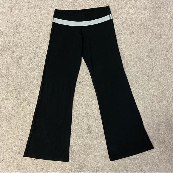 SOLD! LULULEMON Women’s Black Flare Yoga Pants Size 6 - Picture 2 of 8